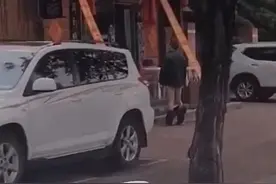 小伙裸露下半身 站在饭店门口不走图片