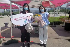 齐鲁工大一周迎回两千学子，大学生专门返校帮未归同学打包行李图片