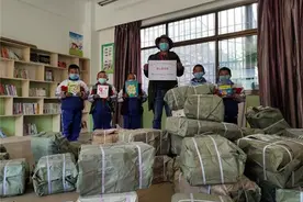 蓝城兄弟助力300所爱心图书室落地“三区三州”图片