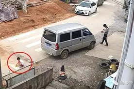 又是死角！一女孩蹲车后玩耍被倒车撞倒，司机低着头上车没发现图片