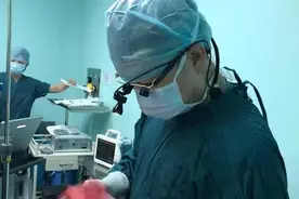 宝宝刚出生，带了个“巨球”比身体还大！接下来一幕惊心动魄图片