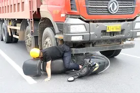 常德一摩托车冲进大货车底下，驾驶人竟“毫发无损”图片