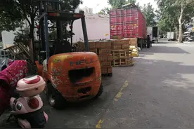南阳这个路口占道装卸货物 影响交通出行图片