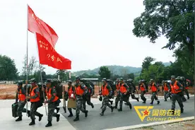 备战汛期！直击南部战区陆军某边防旅抗洪抢险演练图片