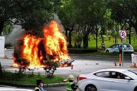 深圳电动货车追尾起火导致司机死亡，南京依维柯正密切关注图片