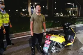 “精神小伙”酒驾摩托路遇交警，车流中疯狂穿插企图躲避查车图片