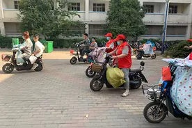 高校宿管阿姨组车队帮毕业生搬行李“学生挺感动”图片