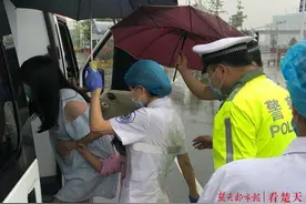 三车追尾车内八月孕妇腹痛难忍，大冶交警紧急处置及时送医图片