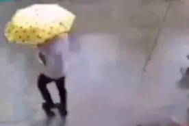 谁还不是个宝宝！男子怕打雷被陌生人一把抱住，网友笑了……图片