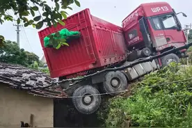 太吓人！雨夜！福建一辆大货车，冲向路边民房……图片