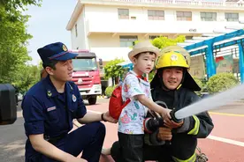 72秒丨交换帽子、触摸消防车、体验日常训练……这个提前的六一礼物很暖心图片