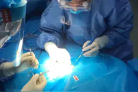 新生儿吐绿水生命垂危 一查是肠管扭转了540度图片