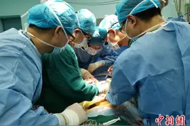 安徽一父亲割肝救子：只希望他能健健康康地长大图片