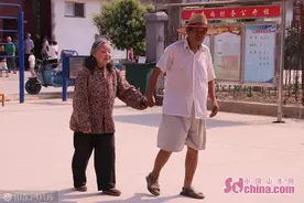 眼睛看不见没关系，我就是你的拐杖图片
