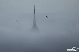 纽约帝国大厦塔尖穿过低空云层图片