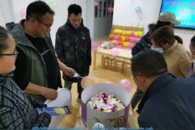 8小时盘山路送来的蛋糕破了相依旧暖心图片