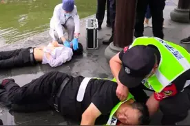 西湖边47岁大叔为救溺水游客累瘫，山东90后小伙一手一个带上岸图片