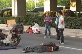 伤者躺在路上，周围全是车流，这俩中学生的操作惊呆大人图片