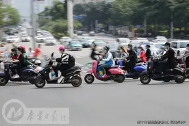 过斑马线要让行，骑旧标车不戴头盔要被罚！解读南宁电动车管理新条例图片