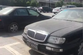 广场现多辆4连号“僵尸车”，市民：停好多年了视频封面