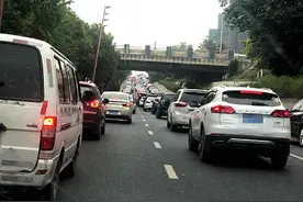 南京扬子江大道施工工地发生塌陷 车辆目前仍拥堵缓行图片