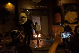 美国“锁喉”事件升级：明尼阿波利斯警局被烧，国民卫队正赶往当地图片