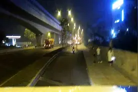 小伙突然往桥下一跳，两名美女姑娘同时伸手拉住了他，什么情况？图片