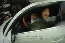 女司机驾车时扭头给小孙子递蛋糕 引发街头三车“连环撞”图片