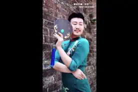 37岁男形体老师穿旗袍走秀，竟然还挺妩媚？网友评论亮了图片