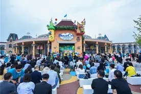 亚太区首座蓝精灵乐园盛大开园，蓝色风潮引爆申城图片