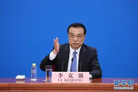 小地摊撬动大就业！成都地摊经济一月解决10万人就业，总理点赞图片
