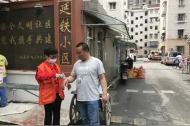 主动去医院照顾亲家，带领小姐妹跳舞养生，能遇到她真是幸运！图片