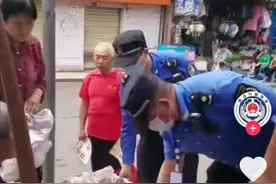 婆婆占道卖水果，城管来了……挑起扁担帮找摊位 网友点赞：有爱图片