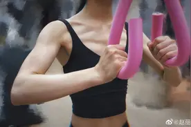 真的瘦 | 赵丽颖说自己健身有点小优势，我真替黄晓明捏把汗图片