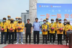 一盔一带 安全常在 青龙交警交通安全宣传走起来图片