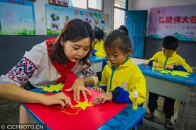 重庆綦江：三名学生的入队仪式图片
