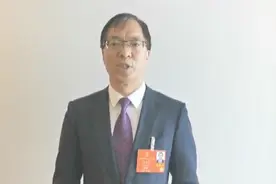 全国人大代表吴永利：建议对老旧小区加装电梯视频封面