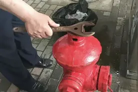 消防栓阀门漏水！他们想尽办法图片