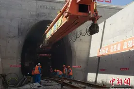 格库铁路最长隧阿尔金山隧道铺通图片