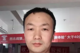 暖心！看到小男孩光着脚独自在路边走 西安这个快递小哥停了下来图片