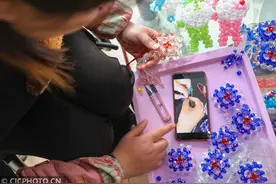 山东临沂：手工串珠的爱心传递图片