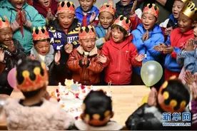 一个破损的“生日”蛋糕图片