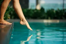 一个泳池里有多少尿？大概是100个瓶装水……还要多一点图片