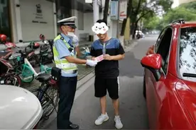 55岁的他，竟骑自行车追了保时捷500米！图片