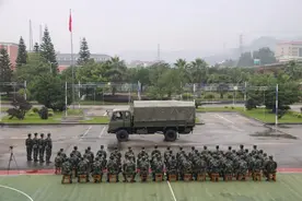 多图丨来看军营“老司机”开军车图片