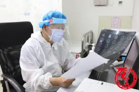 13岁女孩腹部隆起 家人一直以为是胖 一查竟是卵巢畸胎瘤图片