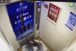 2岁娃悬空挂在电梯门上！背后“元凶”竟是这“护娃神器”？进电梯要收好它！图片