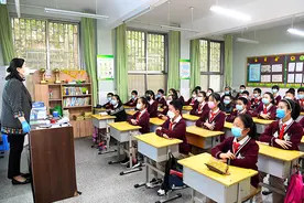 老师可以随意扔学生的书？图片