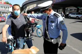 抱狗骑共享单车还闯红灯，罚了｜即日起这些涉非机动车违章行为开始处罚了图片