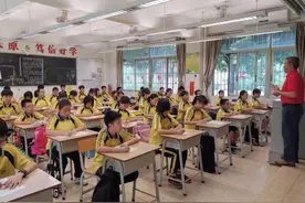 中小学生摘下口罩露出可爱笑容：学习效率猛增图片